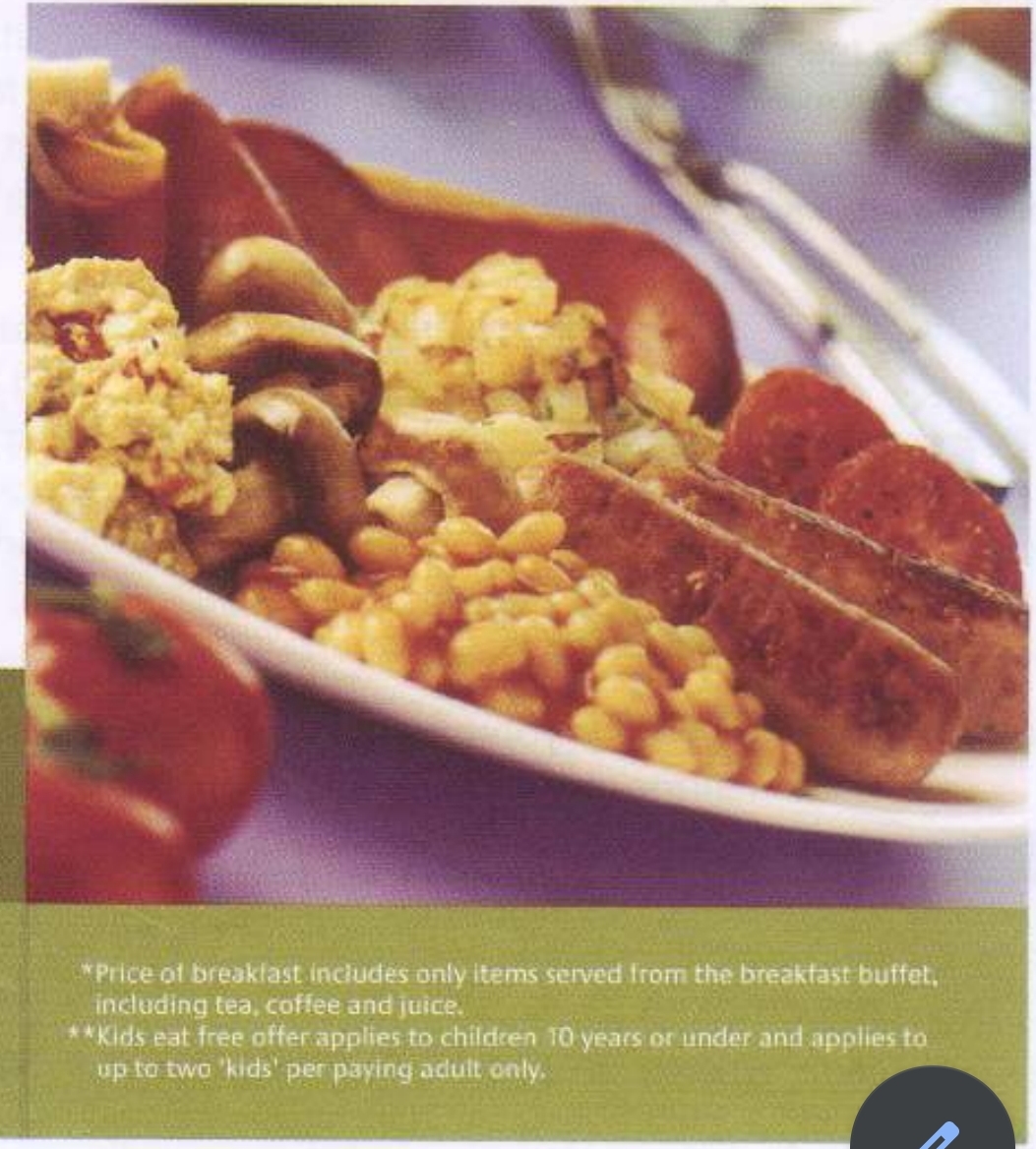 بشقاب صبحانه کامل شامل سوسیس، لوبیا، قارچ و تخم مرغ